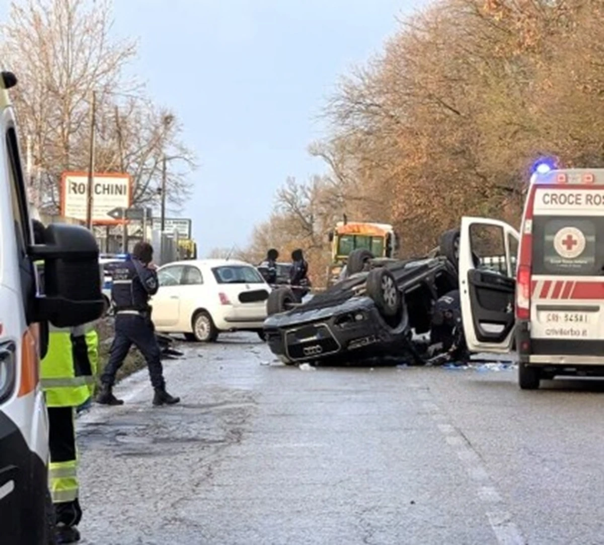 Vigili del fuoco e sanitari durante i soccorsi per l'incidente mortale sulla Teverina