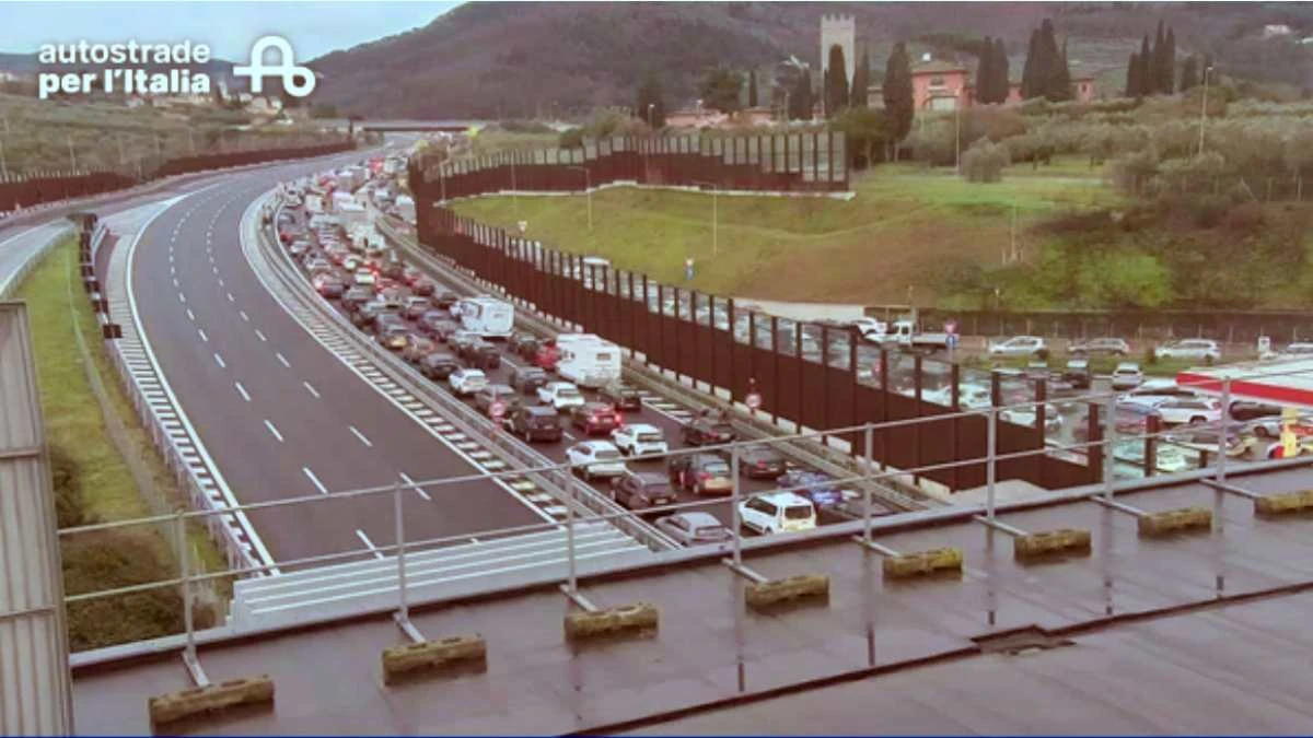 Italia, l’incidente poco fa: autostrada chiusa, caos e code lunghissime