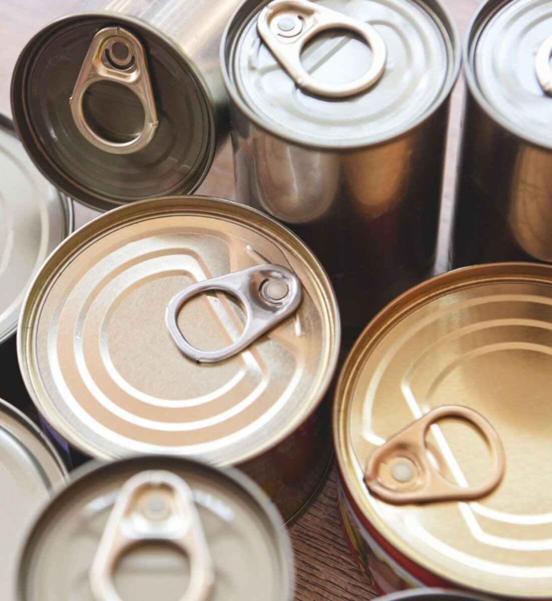 Bisfenolo A nelle lattine legato a rischio tumori, l’allarme di Matteo Bassetti: quali prodotti evitare e cosa cambia dopo il divieto UE