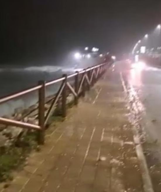 Mare fuori controllo in Italia, intera città in ginocchio: "Onde come muri"