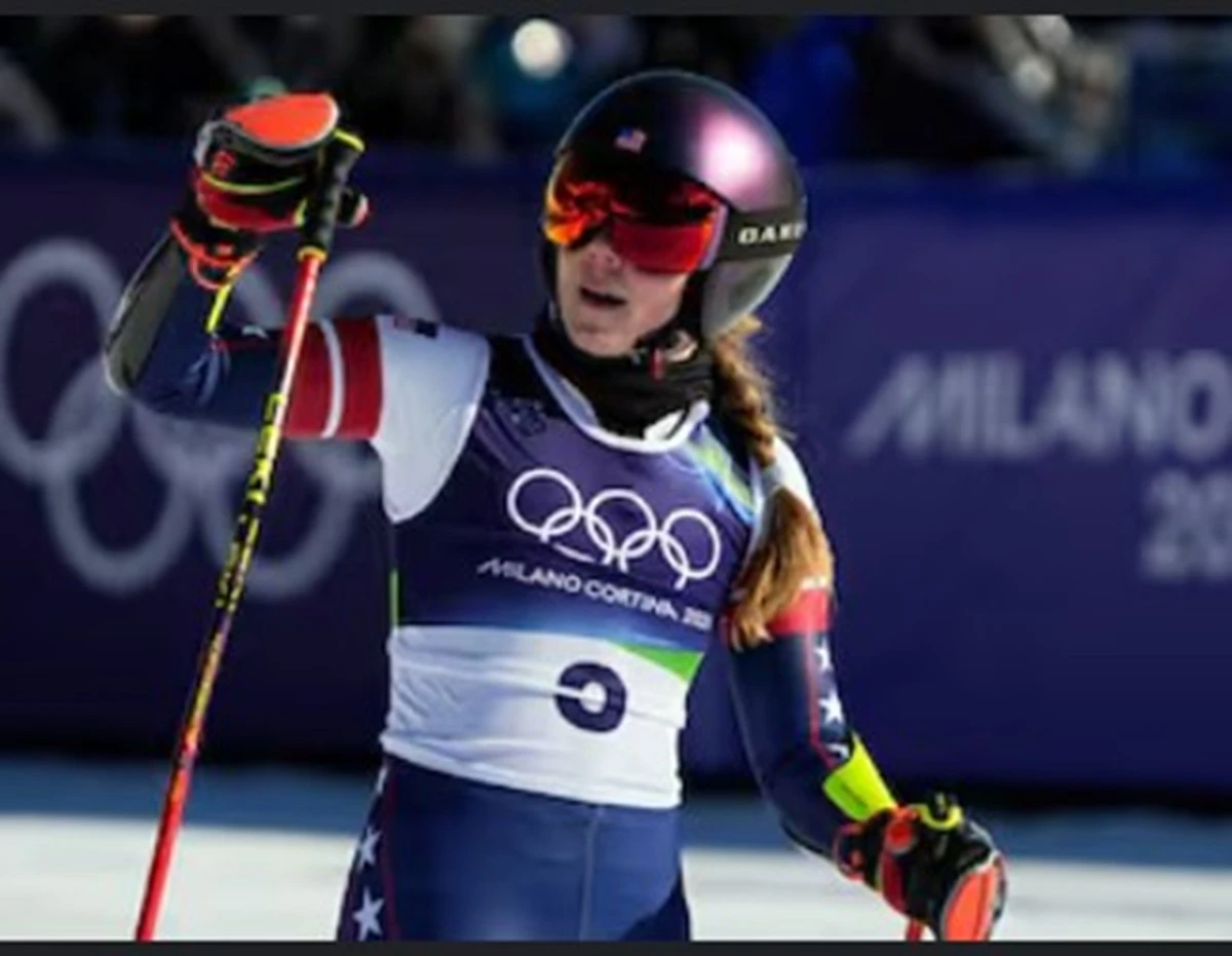 Mikaela Shiffrin in azione durante lo slalom femminile a Milano Cortina 2026