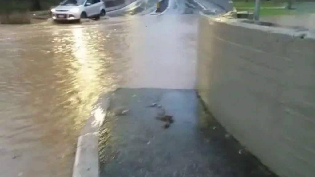 Pioggia intensa su Roma con allagamenti e disagi alla viabilità