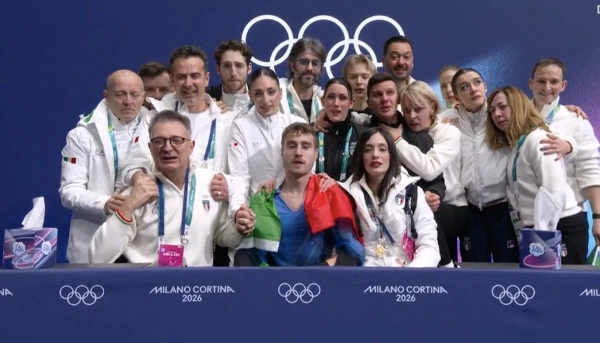 Olimpiadi Milano Cortina 2026, immagine del podio e della squadra italiana