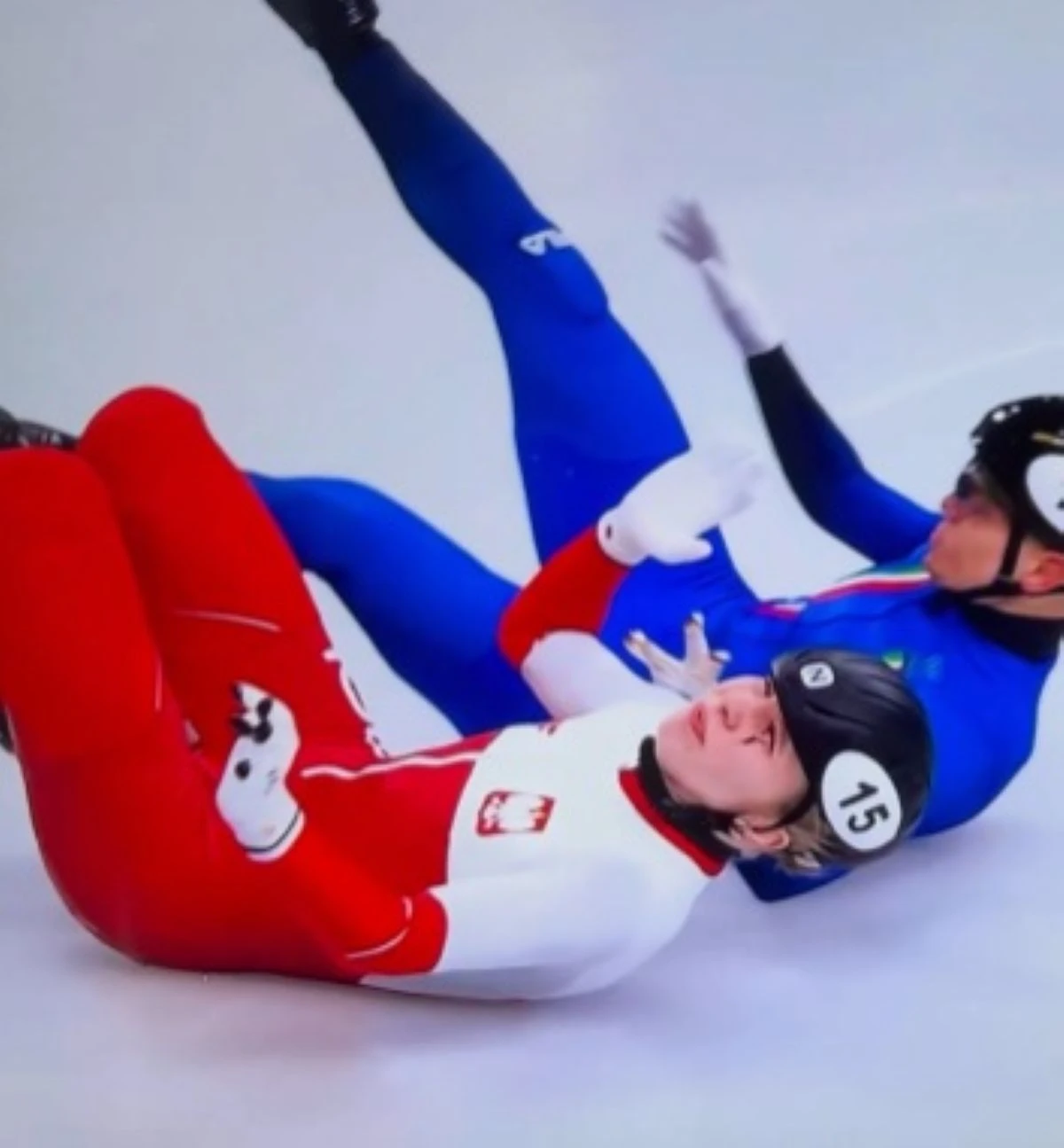 Soccorsi in pista dopo l’incidente nel short track femminile 1500 metri