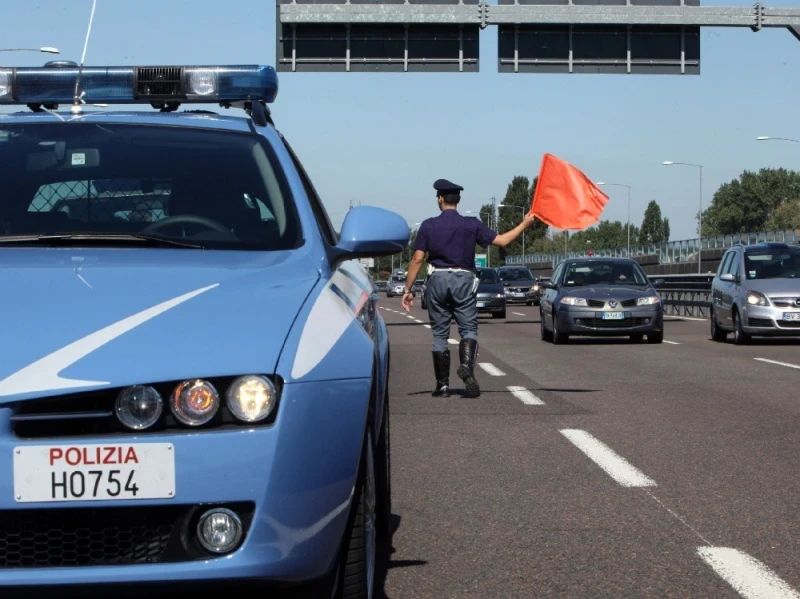 Pattuglia della Polizia Stradale durante controlli in autostrada