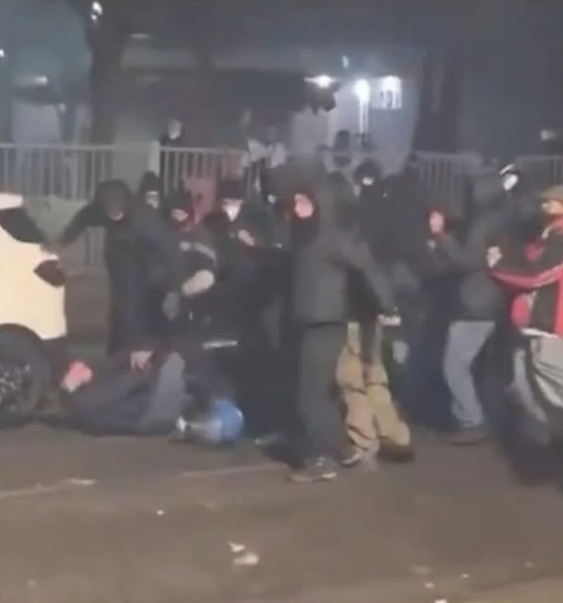 Scontri a Torino, agenti feriti durante gli scontri vicino ad Askatasuna