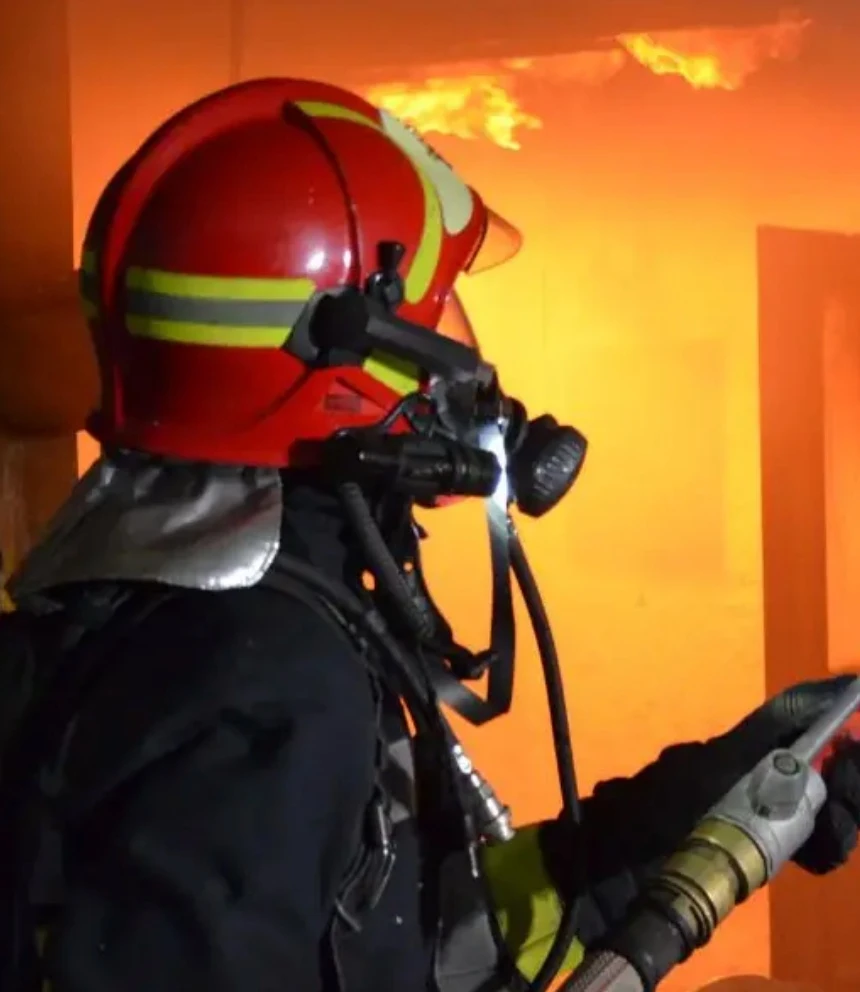 Vigili del fuoco in intervento per incendio domestico