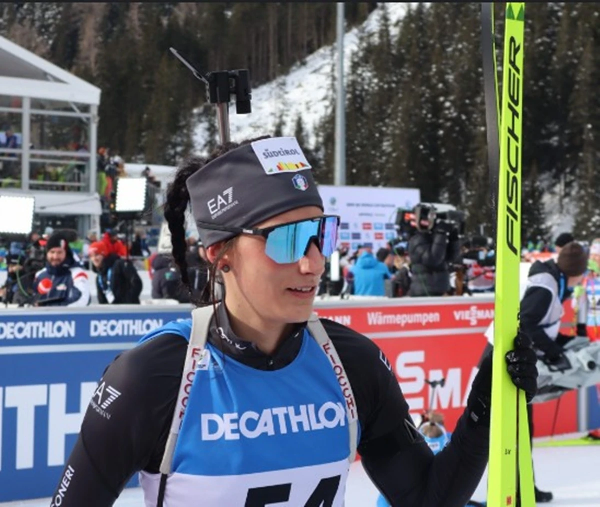 Rebecca Passler in gara nel biathlon