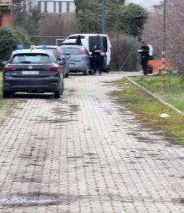 Scandicci, identificata la donna decapitata trovata in un casolare: un cane vegliava sul corpo