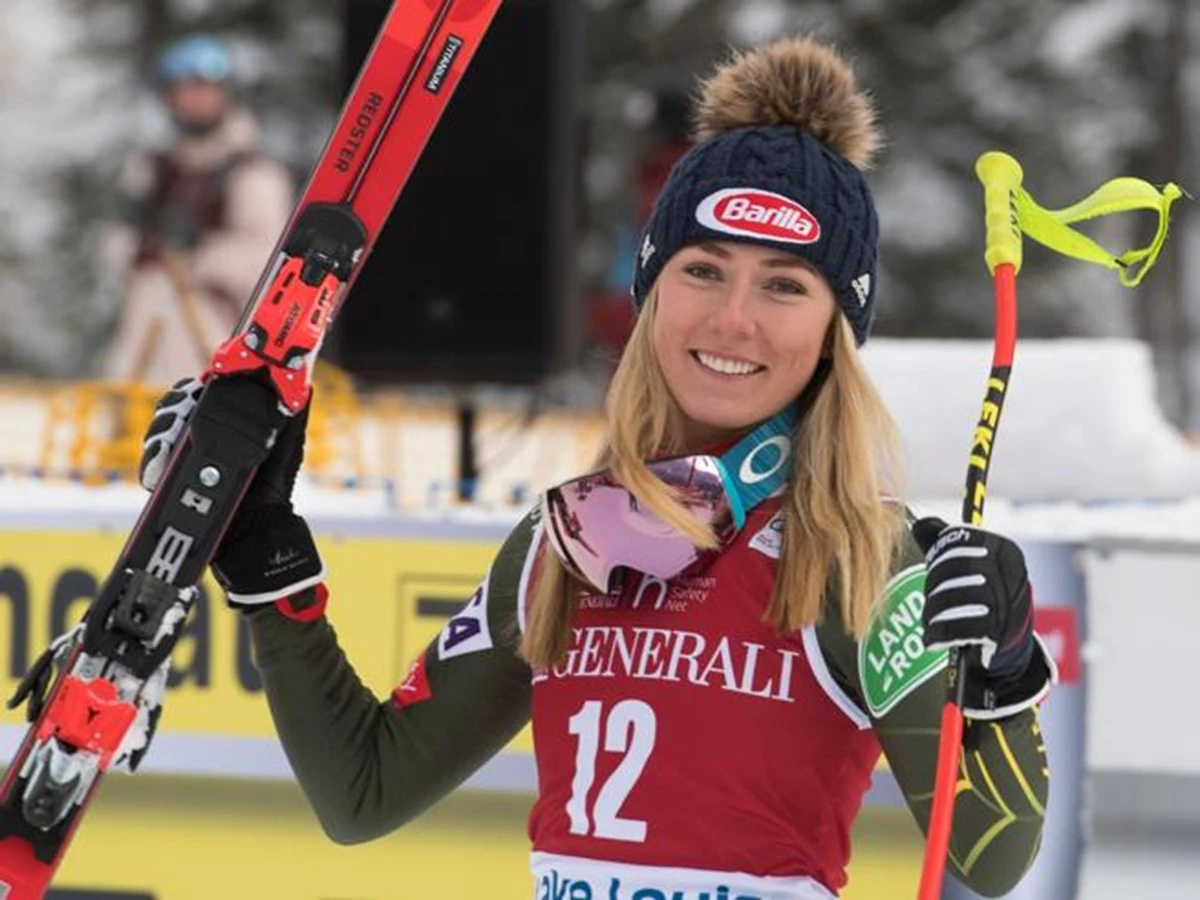 Mikaela Shiffrin festeggia la medaglia d'oro nello slalom femminile a Milano Cortina 2026