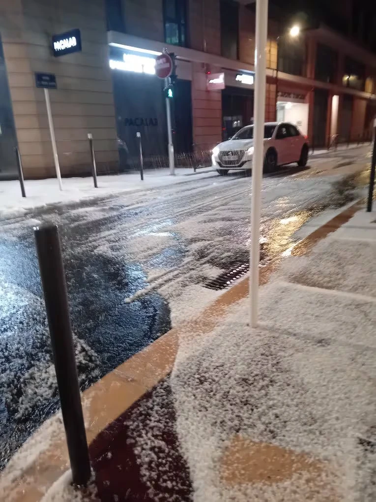 Strade ricoperte di grandine dopo la tempesta: aspetto simile a una nevicata
