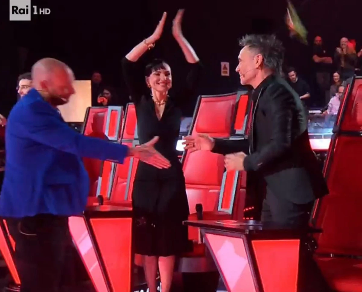 Il vincitore Matteo Trullu sul palco con la chitarra durante The Voice Kids