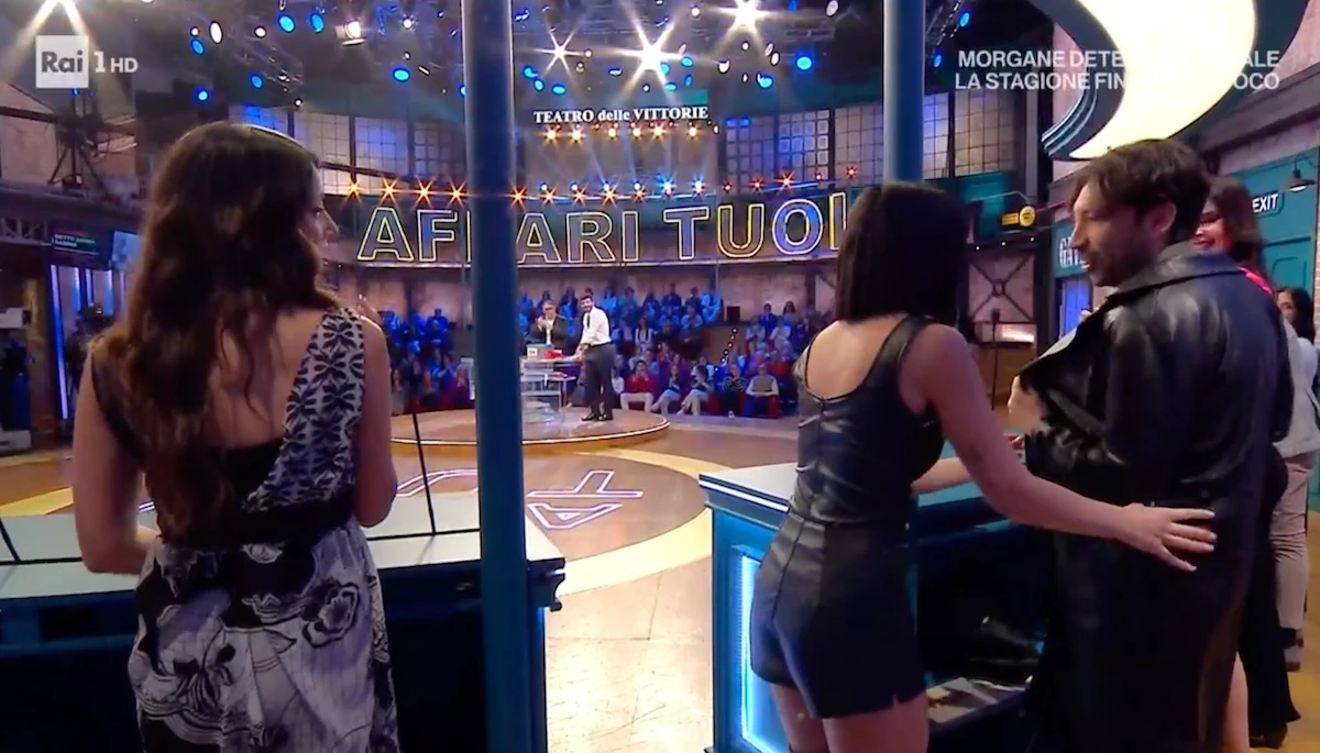 Momento del gioco dei pacchi ad Affari tuoi con Bernardo e Sabina