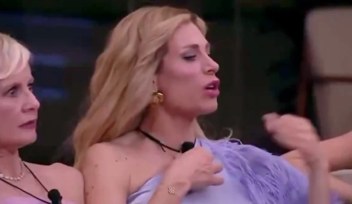 Concorrenti del Grande Fratello Vip durante un momento di tensione