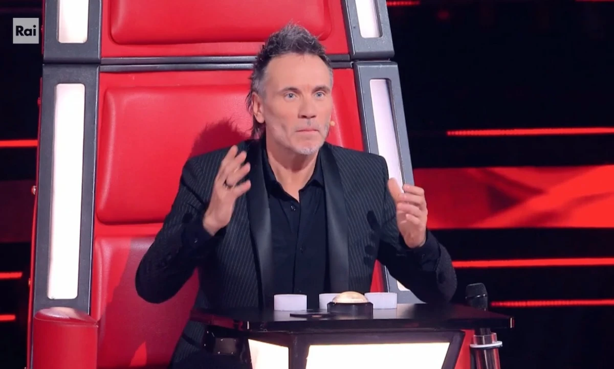 Nek in piedi durante The Voice Generations mentre si rivolge a Matilde