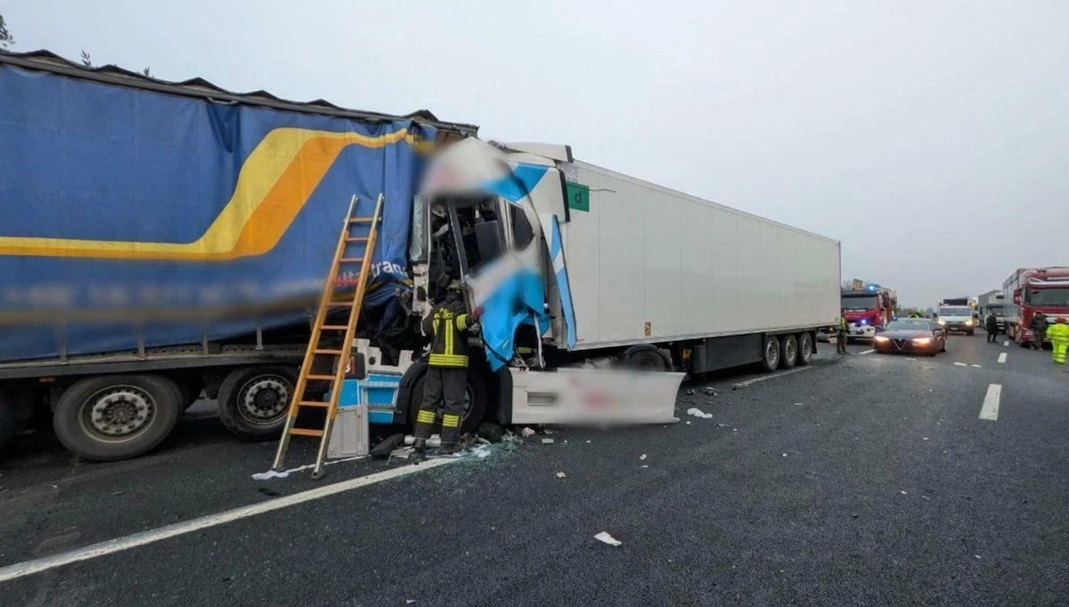 Camion incidentati in carreggiata sulla A14 nel tratto di Ancona