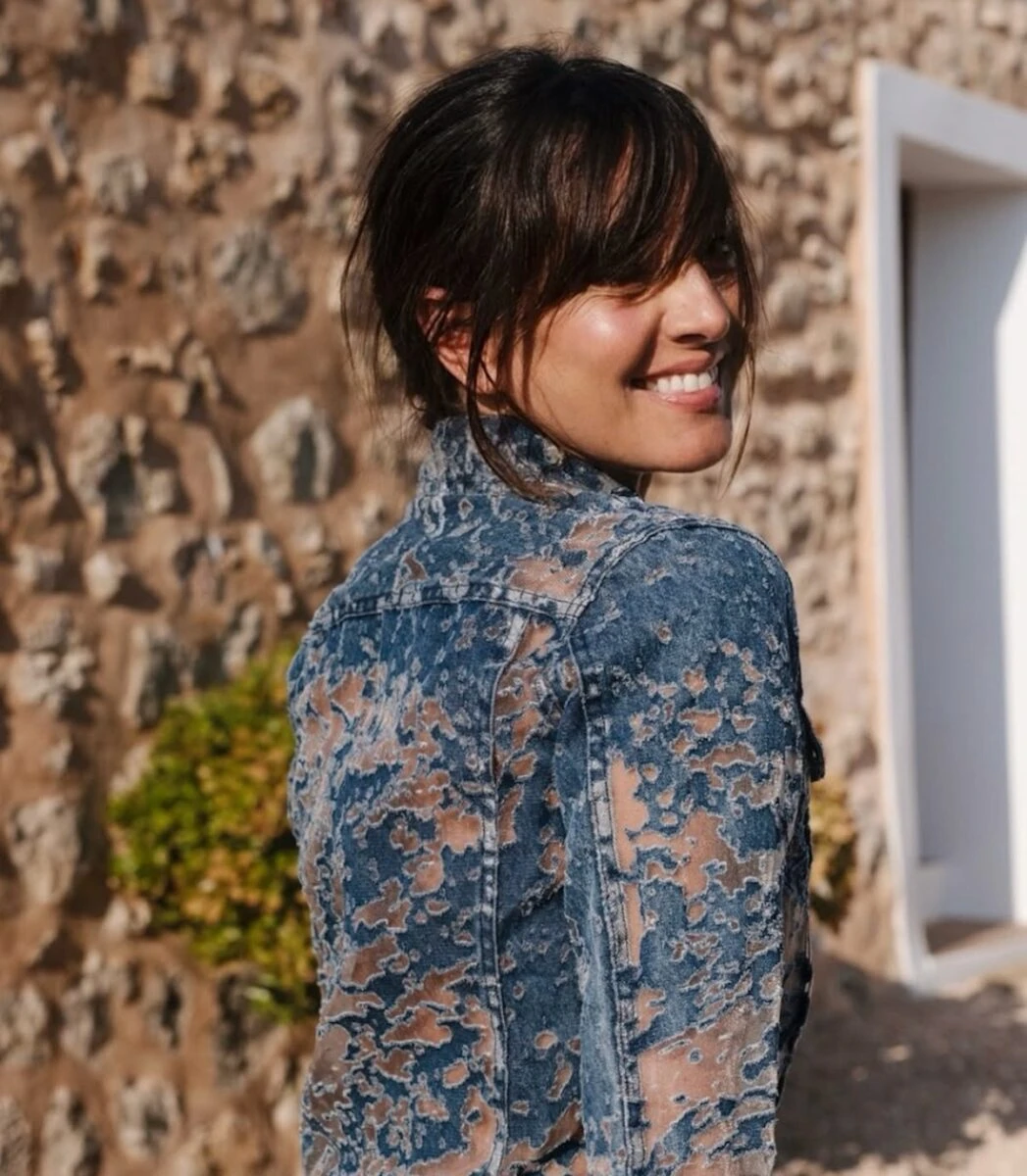 Ambra Angiolini e Pico Cibelli fotografati a Milano durante una passeggiata