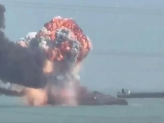 Esplosioni riprese in immagini diffuse durante attacchi nel Golfo Persico