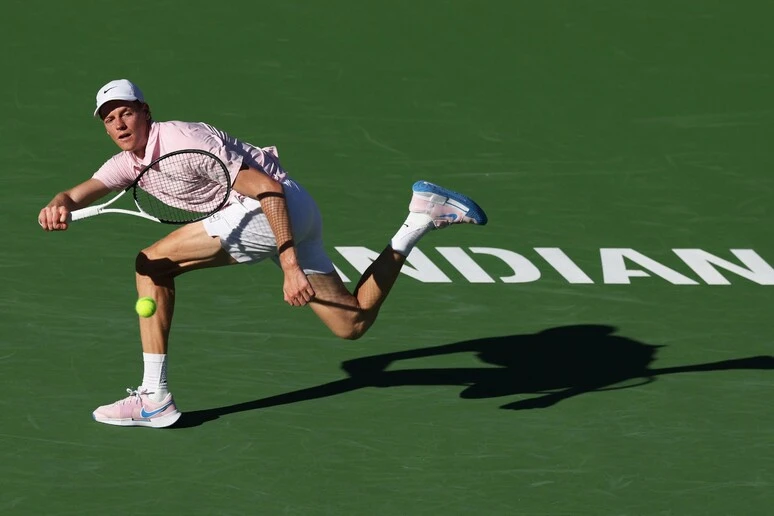 Jannik Sinner durante un cambio di campo a Indian Wells