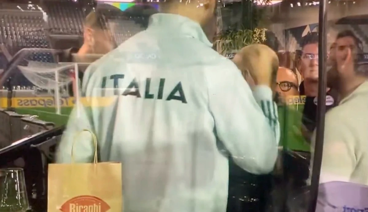 Giocatori dell’Italia seguono i rigori tra Galles e Bosnia: le immagini trasmesse in tv