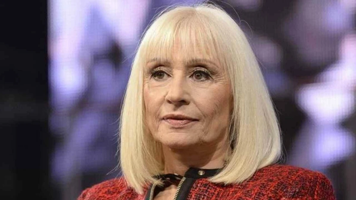 “È il figlio segreto di Raffaella Carrà”. La scoperta dagli atti del tribunale: unico erede, chi è