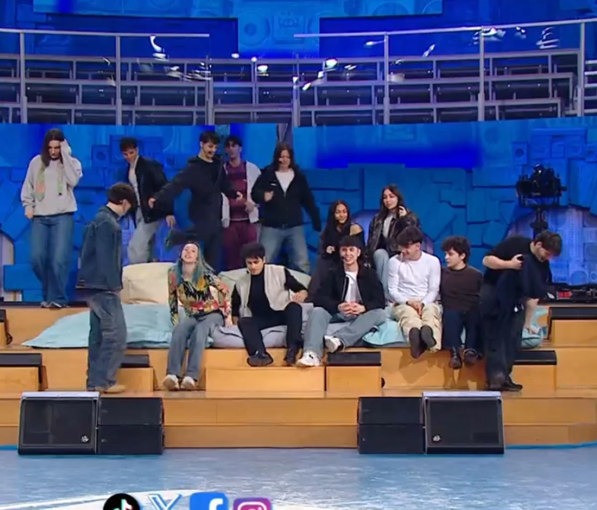 Gli allievi di Amici 25 in studio durante il Serale