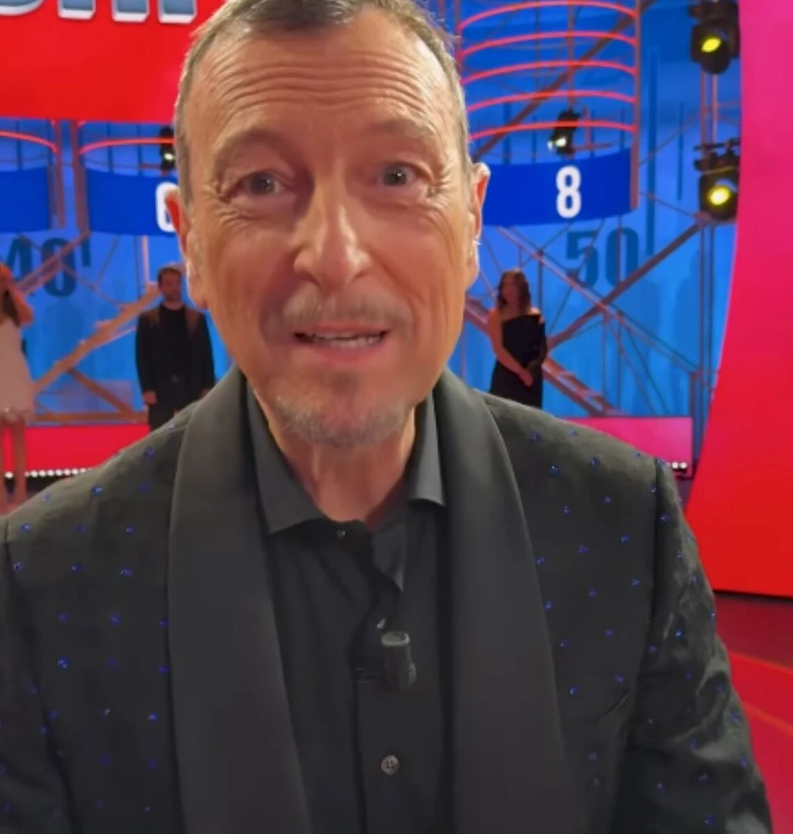 Amadeus tra i nomi associati agli indizi social della giuria