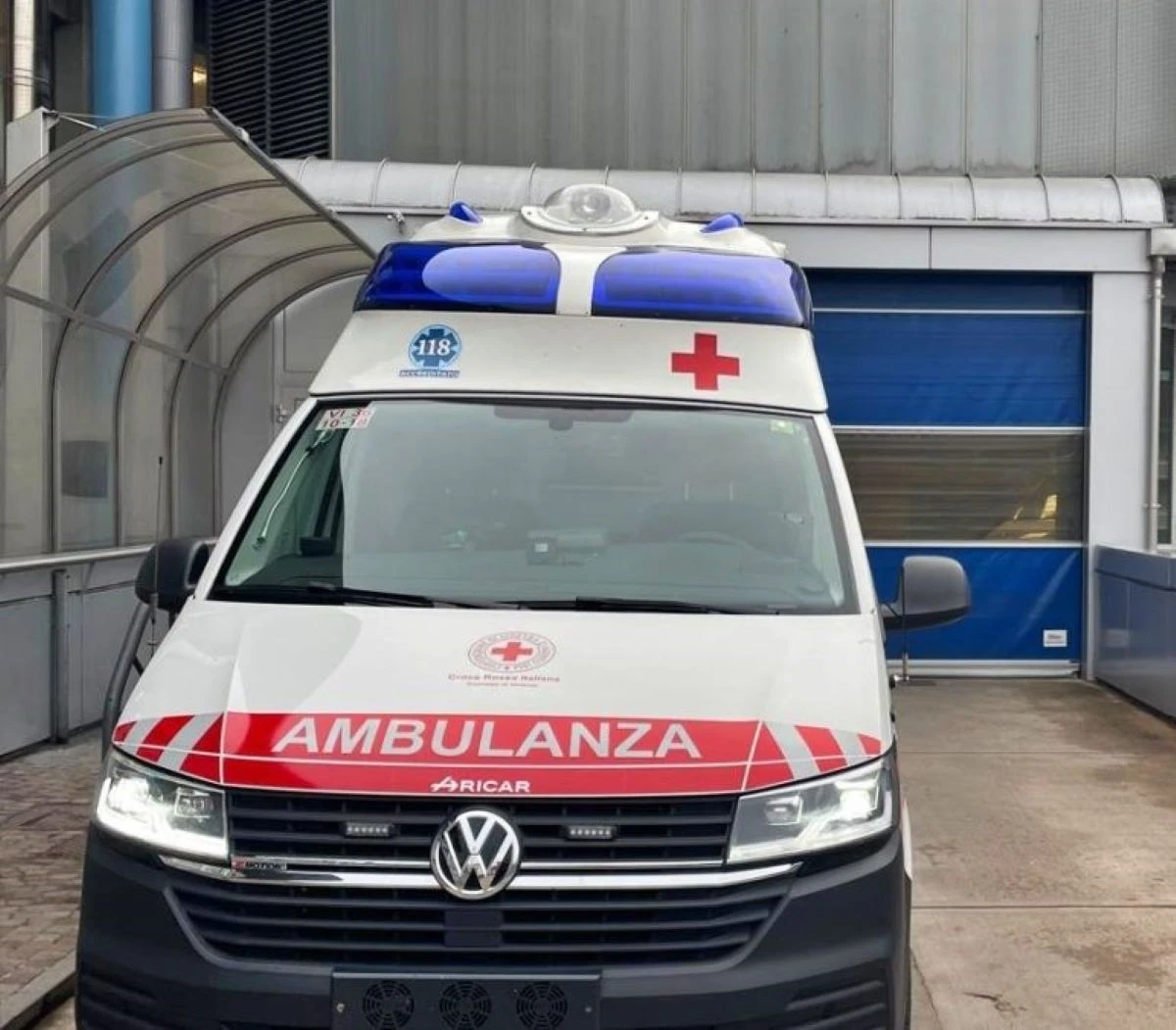 Ambulanza e intervento sanitario per sospetta intossicazione alimentare
