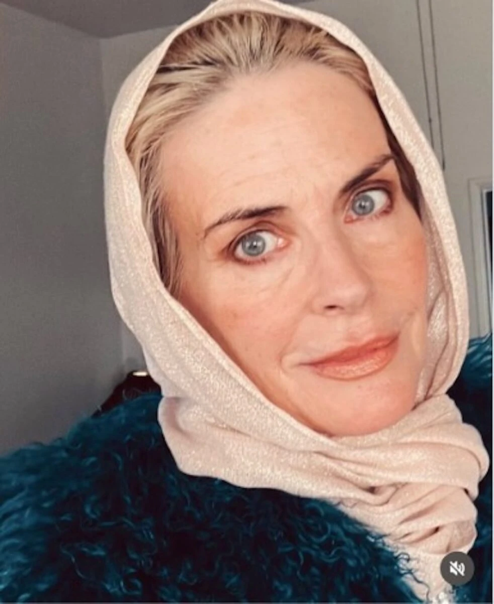 Annabel Schofield in una fotografia a figura intera