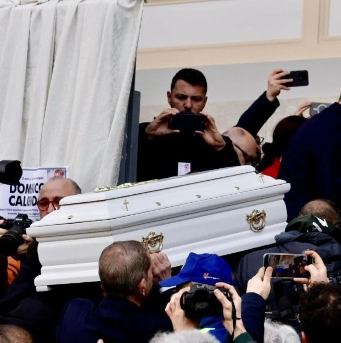 Feretro del piccolo Domenico Caliendo durante le esequie