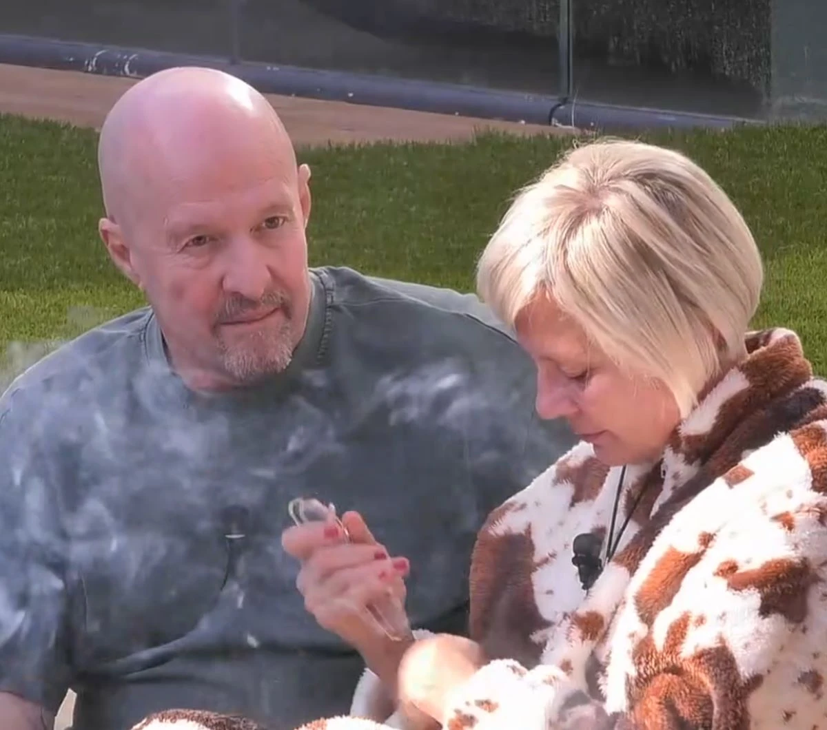 Grande Fratello Vip, Marco Berry parla con Antonella Elia in giardino