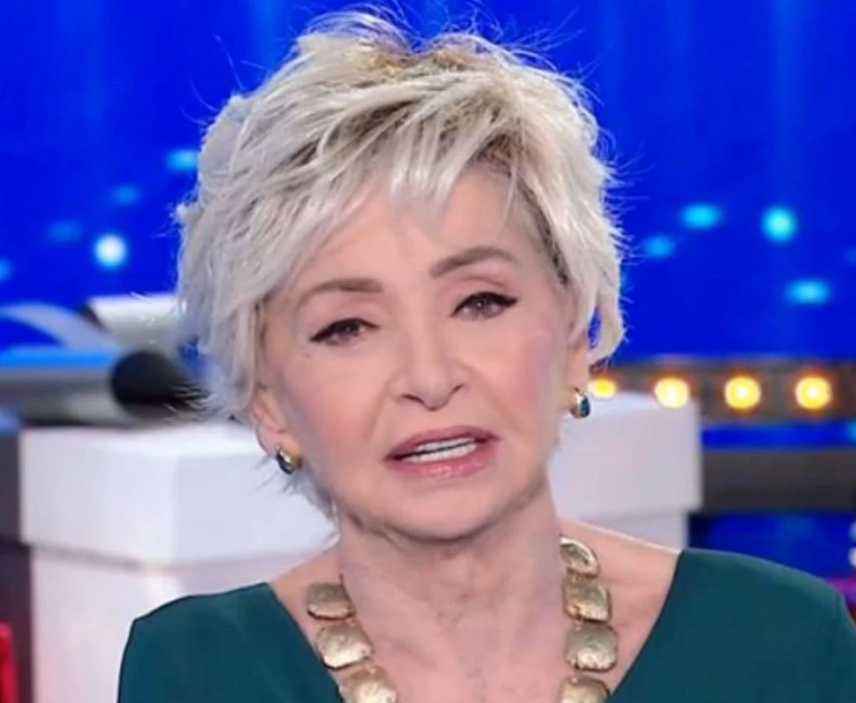 Bara di Enrica Bonaccorti accolta in chiesa durante i funerali