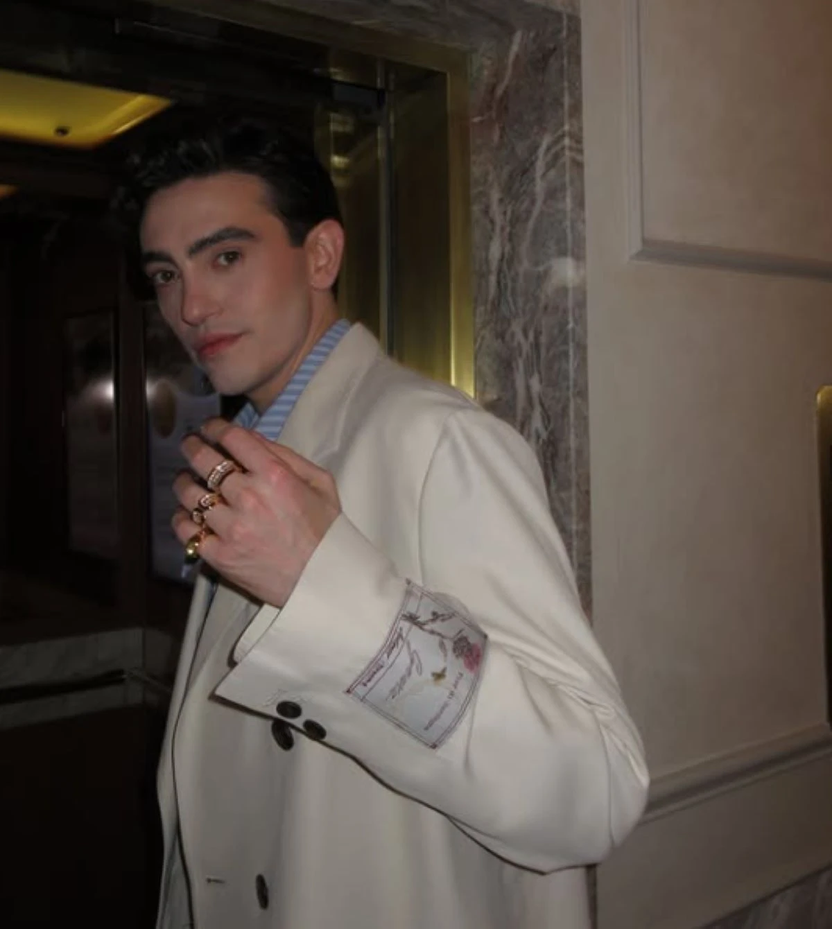 Immagine di Michele Bravi legata al saluto alla cagnolina