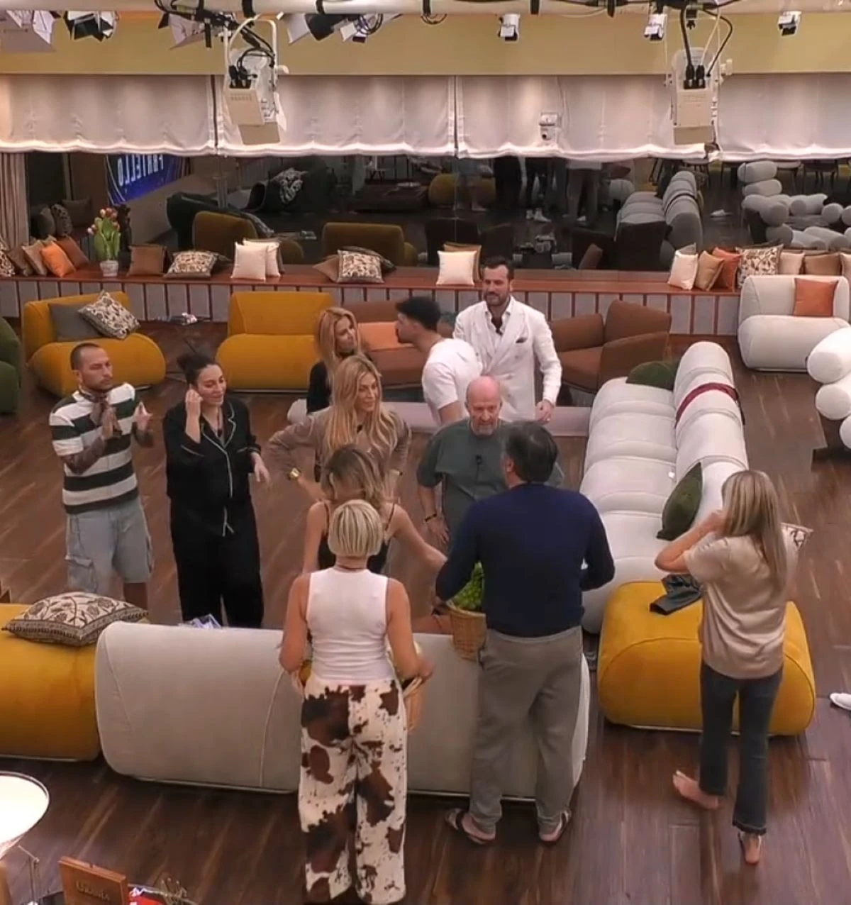 Grande Fratello Vip, tensione tra i concorrenti e ipotesi ritiro