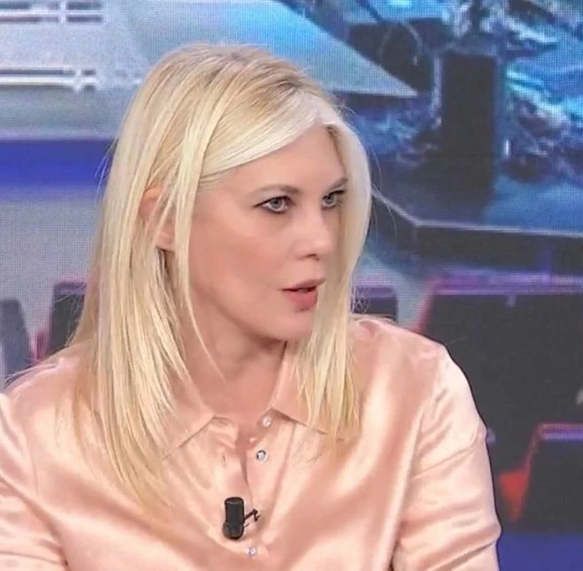 Eleonora Daniele durante la trasmissione Storie Italiane