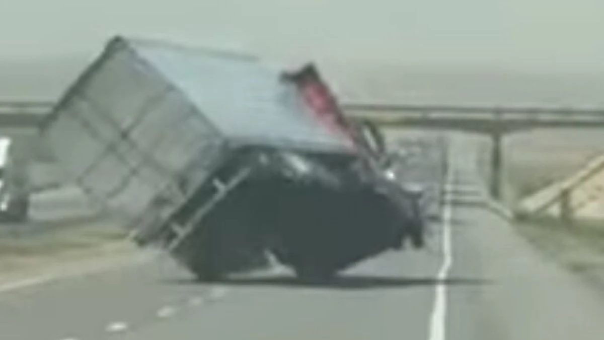 Tir ribaltato dopo una forte raffica di vento sull’Interstate 40 tra Oklahoma e Texas