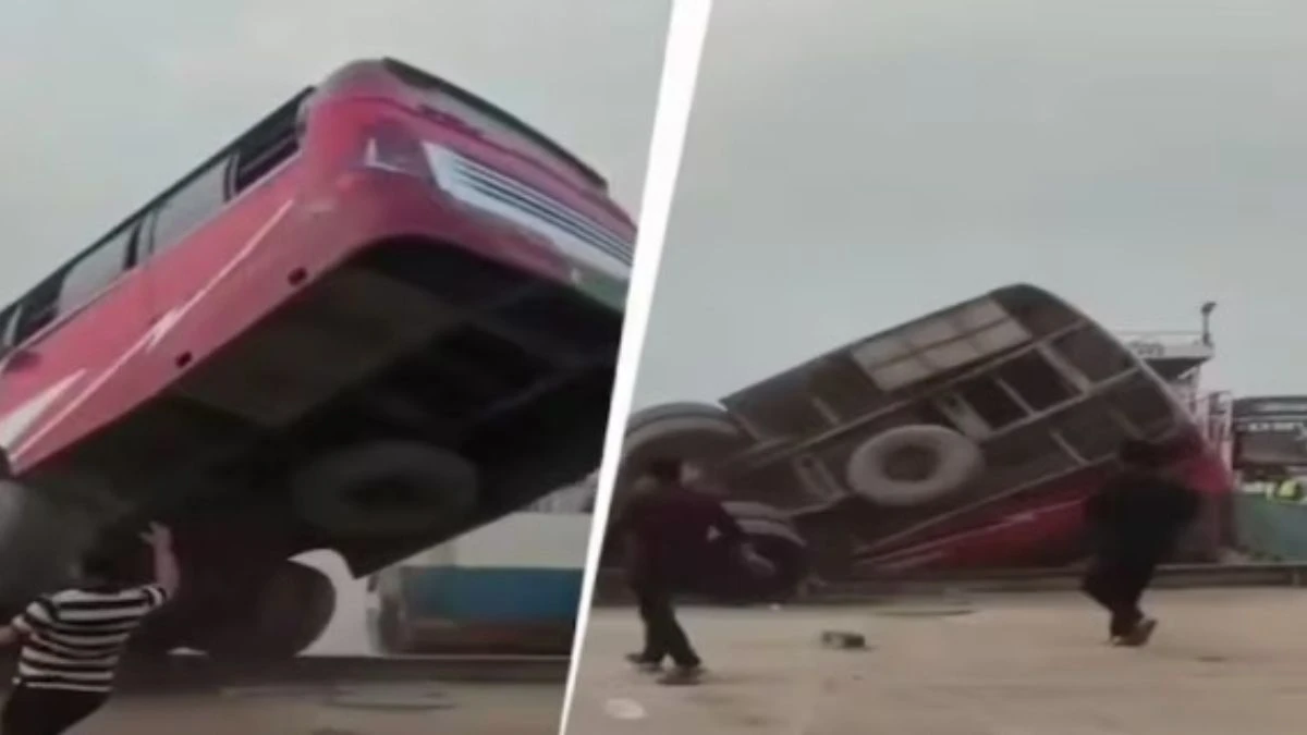 Autobus precipitato nel fiume Padma durante l’imbarco su un traghetto in Bangladesh