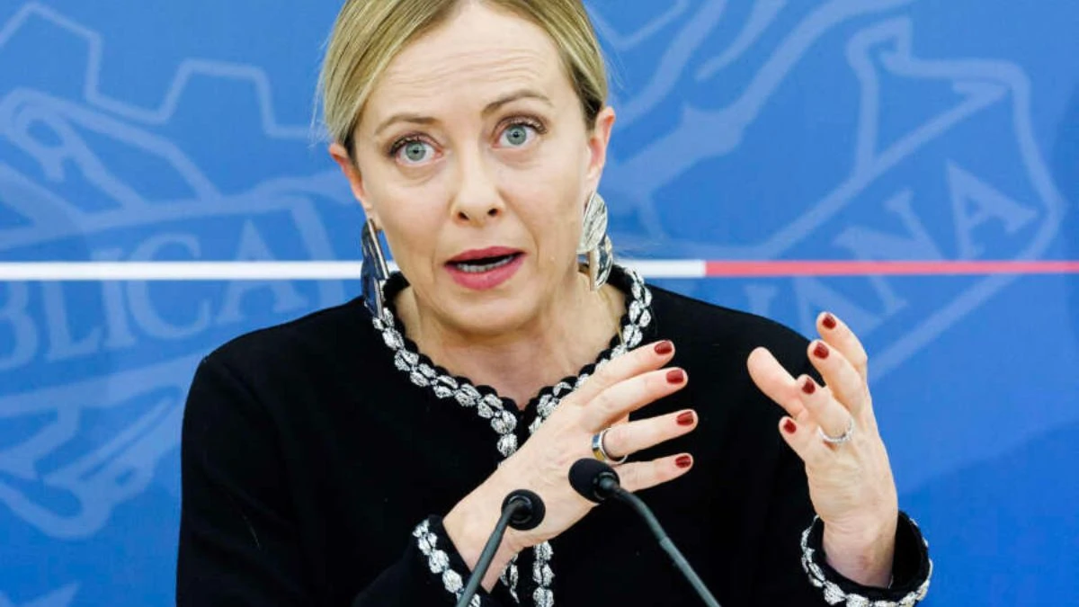 Giorgia Meloni a Palazzo Chigi durante una fase di tensione politica