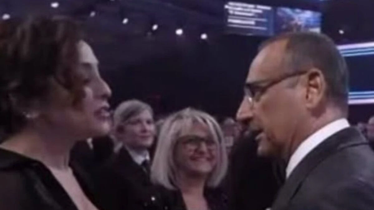 “Che ipocrisia”. Carlo Conti nella bufera dopo la finale di Sanremo: il gesto che ha scatenato tutto “Che ipocrisia”. Carlo Conti nella bufera dopo la finale di Sanremo: il gesto che ha scatenato tutto