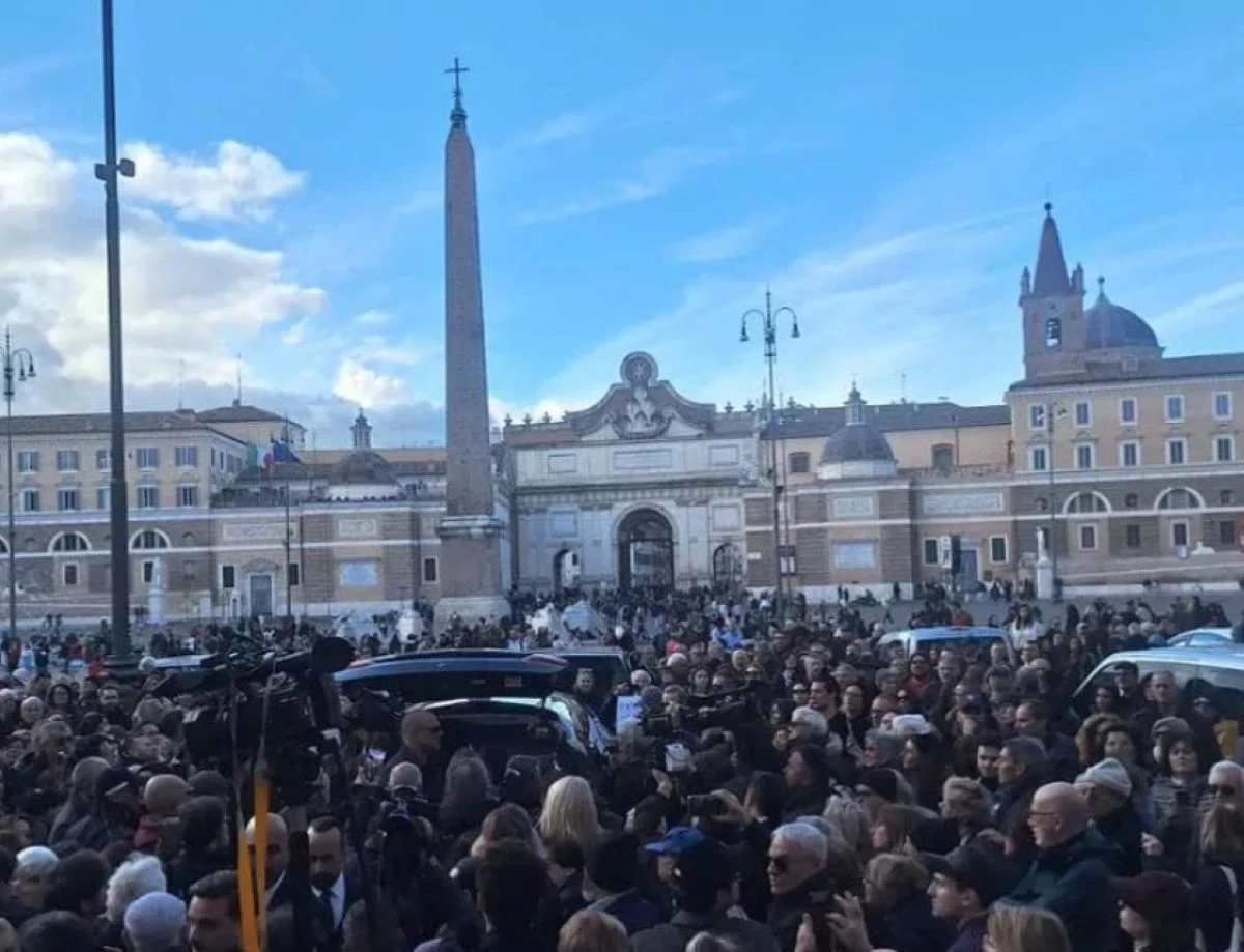 Basilica gremita ai funerali di Enrica Bonaccorti