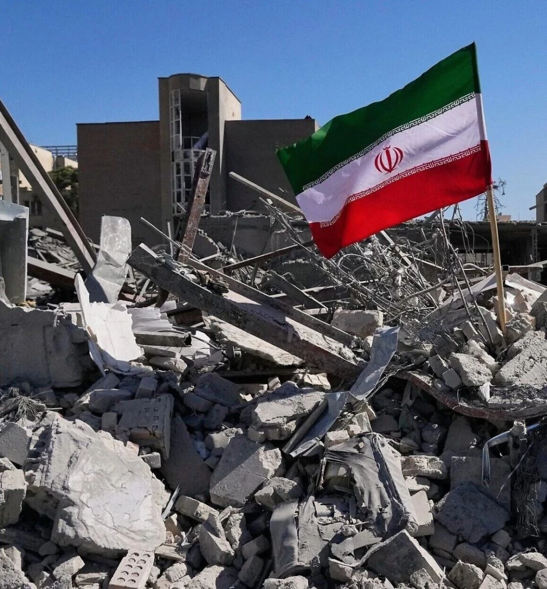 Danni e fumo dopo un’esplosione in Iran nel contesto del conflitto in Medio Oriente