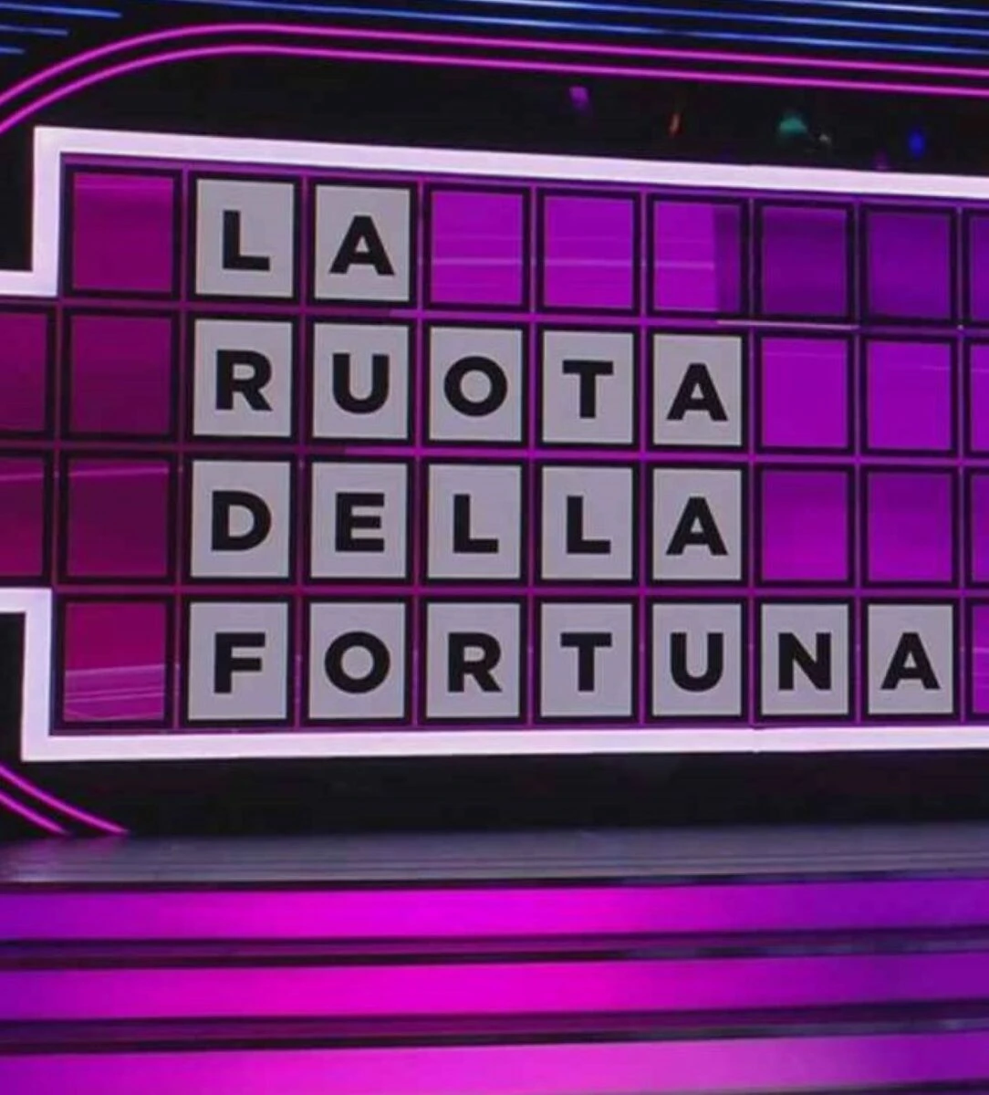 Gerry Scotti alla guida de La Ruota della Fortuna in studio