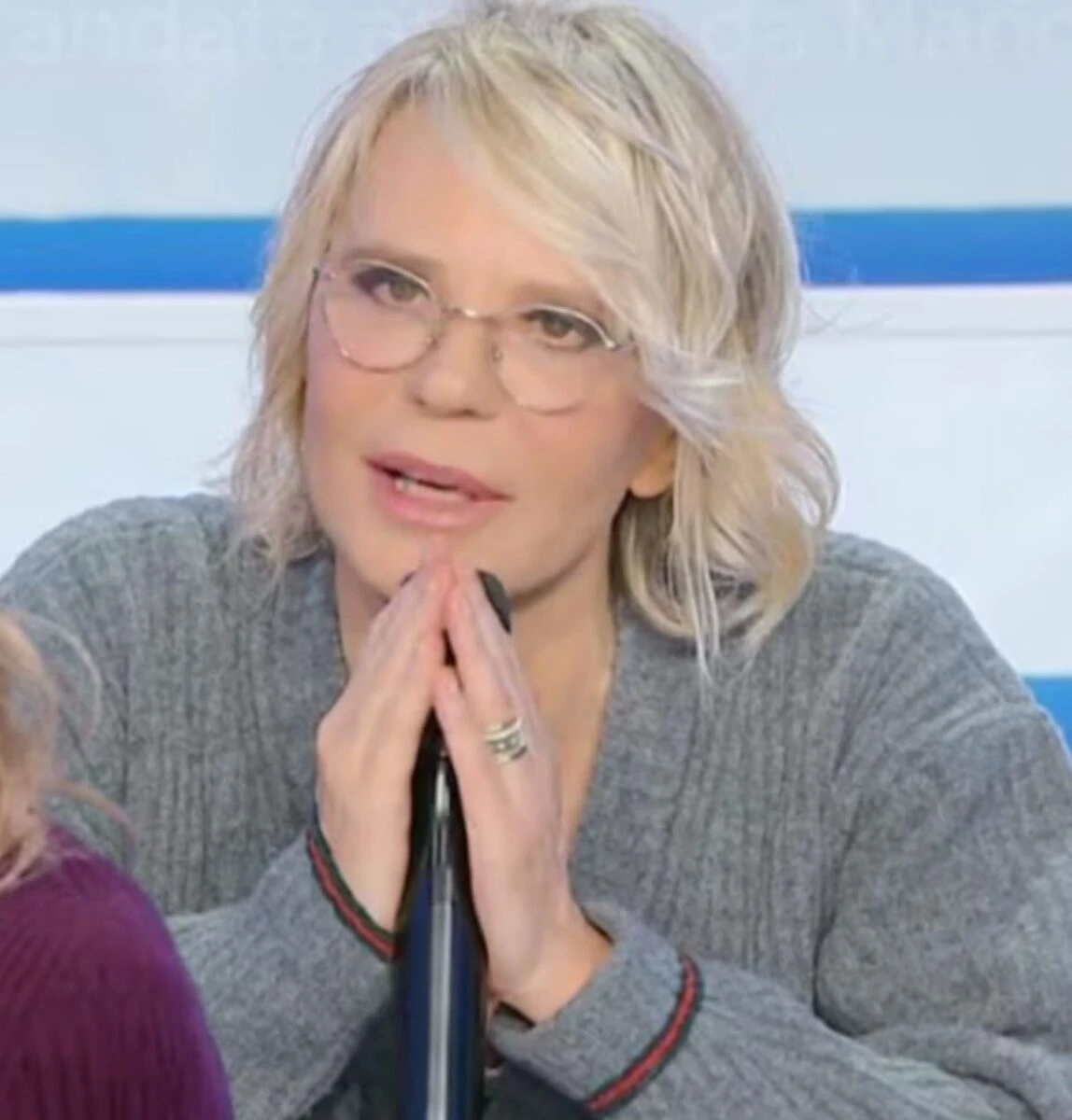 Maria De Filippi durante la puntata di Uomini e Donne