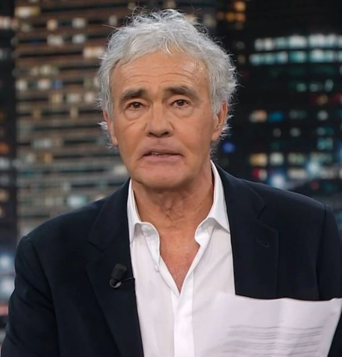 Massimo Giletti in studio durante una trasmissione