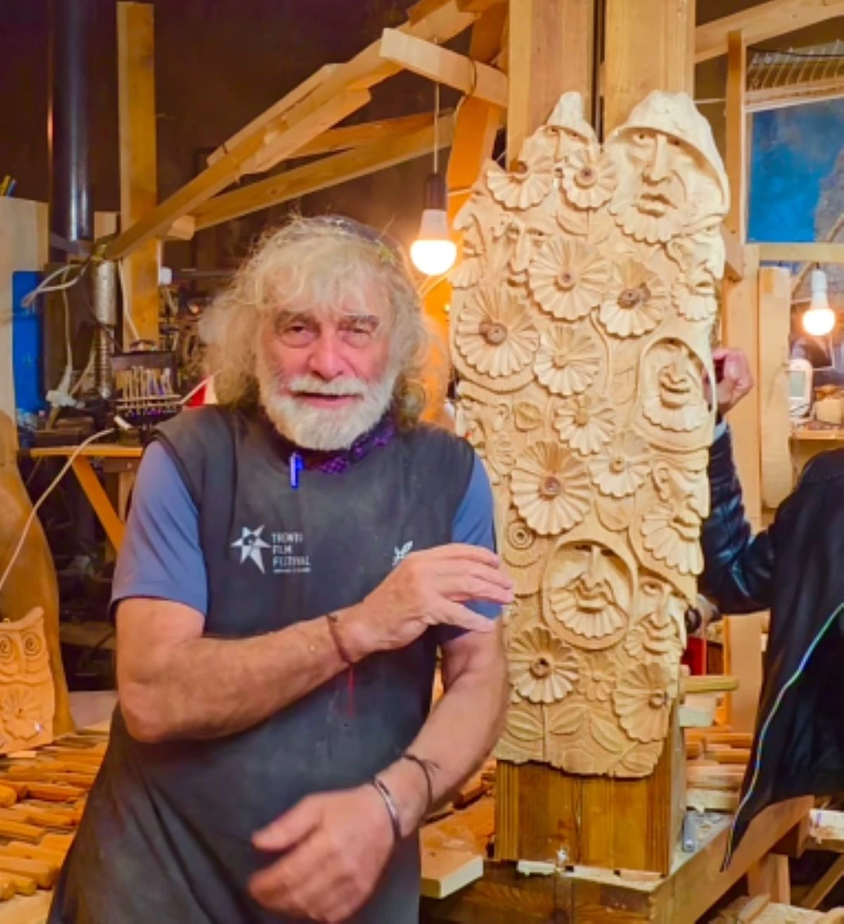 Mauro Corona annuncia un lutto legato alla comunità di Erto