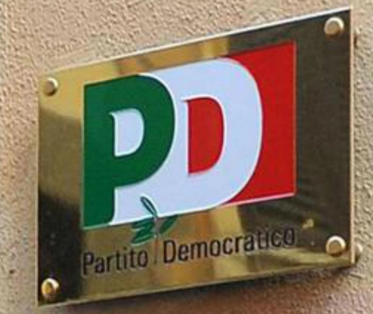 Logo e bandiere del Partito Democratico durante un evento pubblico
