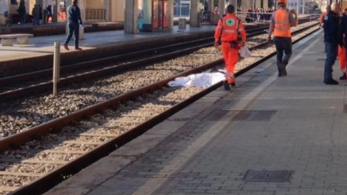 Convoglio e binari alla stazione di Ancona durante i rilievi