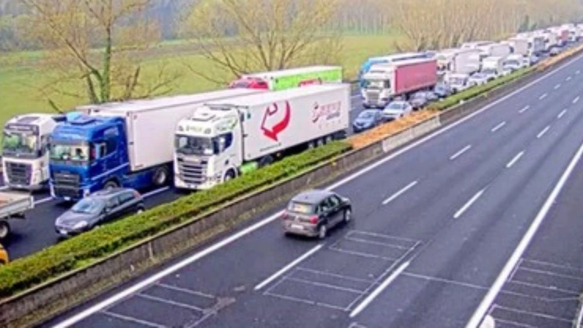 Mezzi di soccorso e traffico dopo un incidente sull'autostrada A1