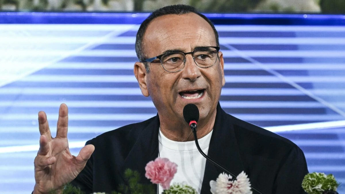 Carlo Conti sul palco del Festival di Sanremo 2026 durante la finale