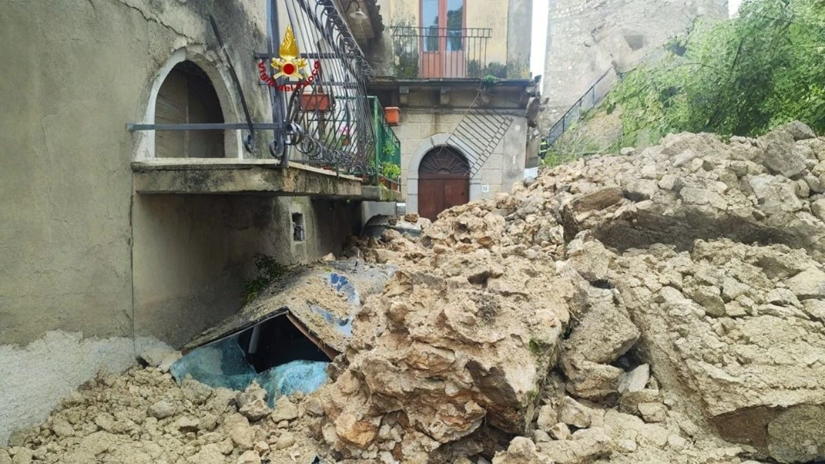 “Si cercano vittime!”. Frana travolge tutto in Italia: spaventoso, in un istante